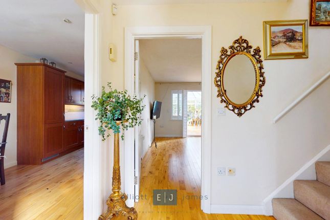5, St. Nicholas Place, Loughton photo 4