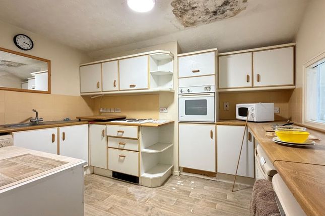 Flat 52, Westcliff Court, Edith Road, Clacton-On-Sea photo 3
