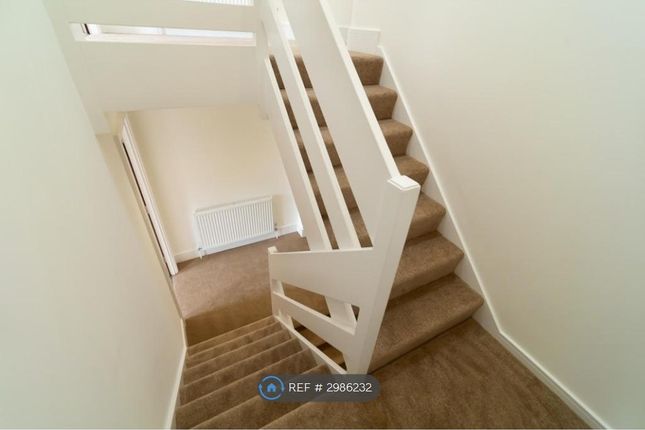 Smalley Close, London photo 3