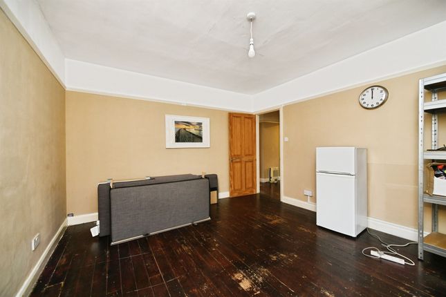 19, Eley Crescent, Brighton photo 3