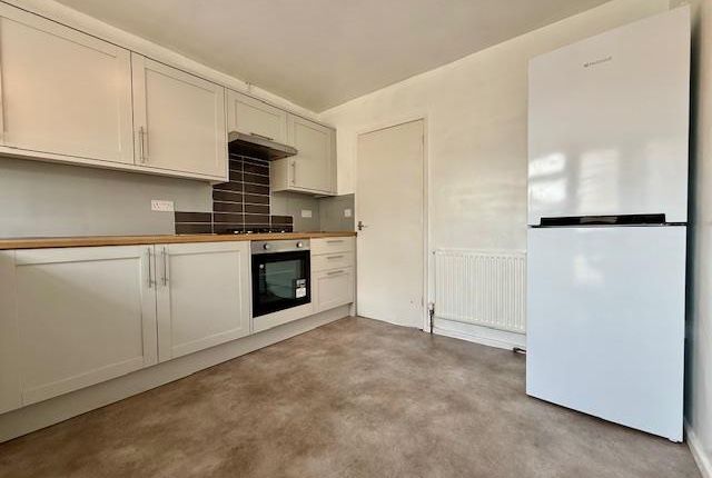 6, Tamar Close, Swindon photo 3