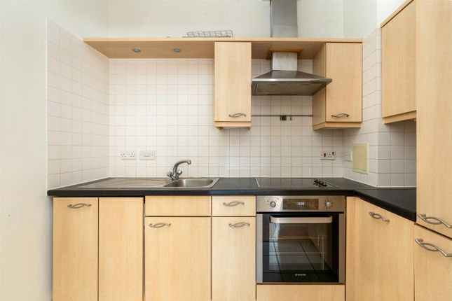 Flat for sale in Drayton Park, London