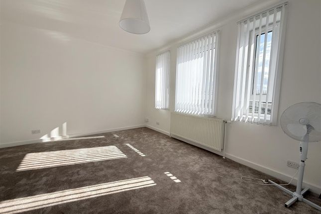 22, Stark Avenue, Duntocher photo 4