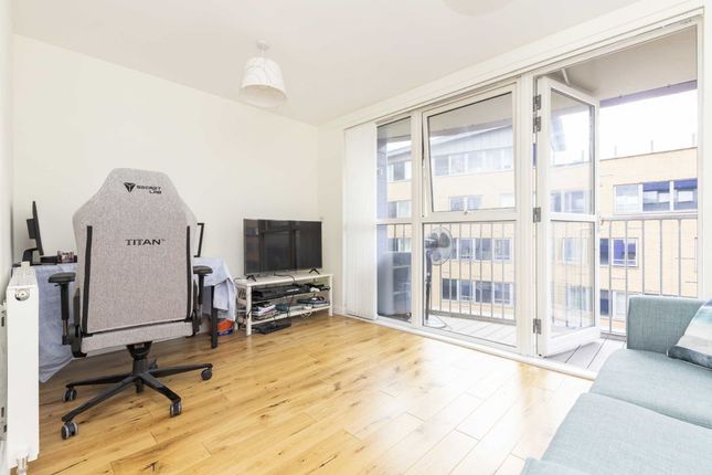 Flat for sale in Queensland Road, London