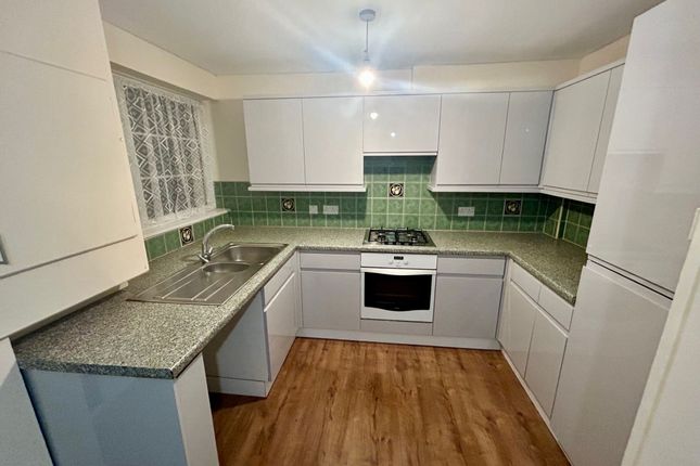 3 Elgin Gardens, Rochester photo 2