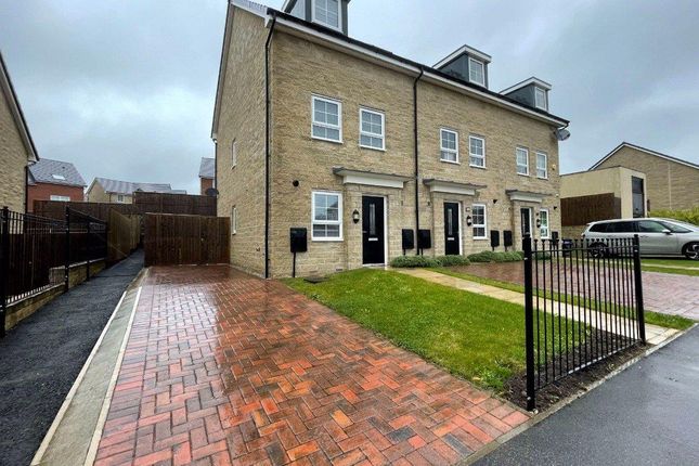 Thumbnail Town house for sale in Fields Farm Road, Hyde