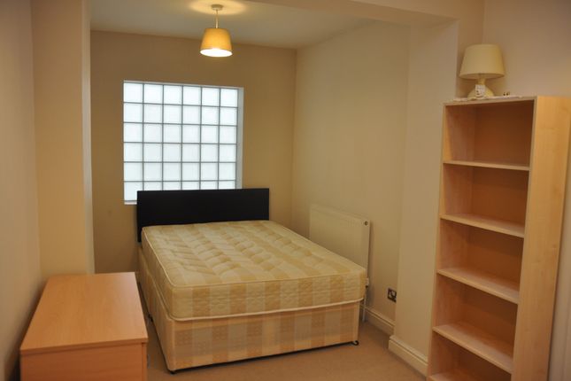 Flat to rent in East Street, Andover