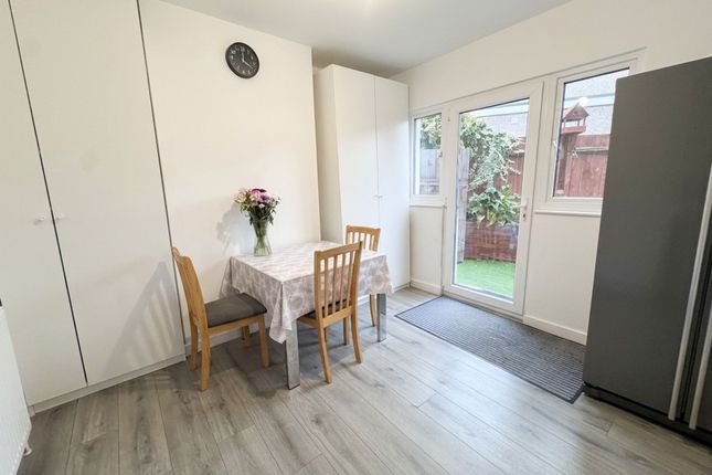 43 Hind Crescent, Erith photo 4
