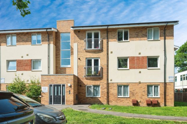 Thumbnail Flat for sale in Thornton Close, Leatherhead, Surrey