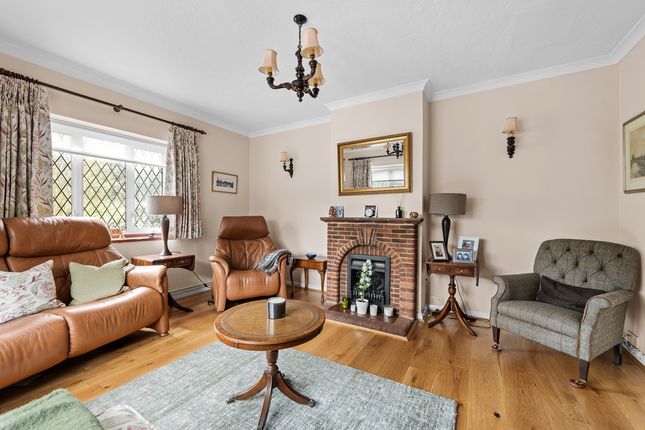8, White Knobs Way, Caterham photo 2