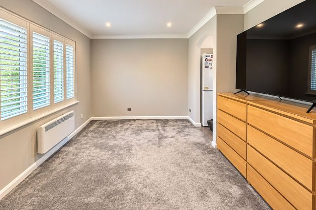 Habershon Drive, Camberley photo 3