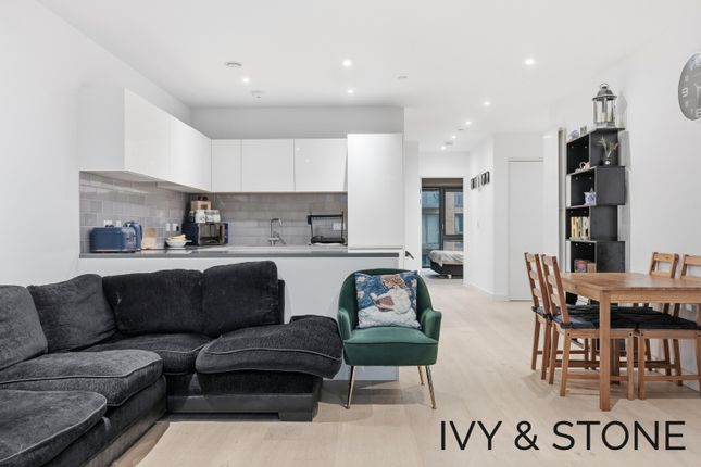2300 Banyan Court, 2 Regalia Close, Greater London photo 4