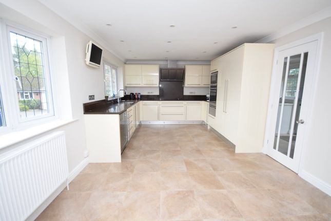 3, Byworth Close, Farnham photo 3