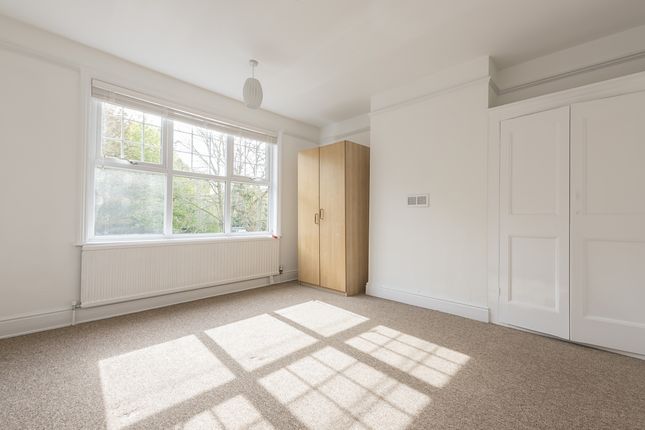 7, Russell Avenue, St Albans photo 2
