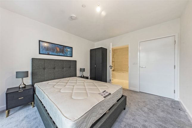 28 Viscount House, 8, Lakeside Drive, London photo 3