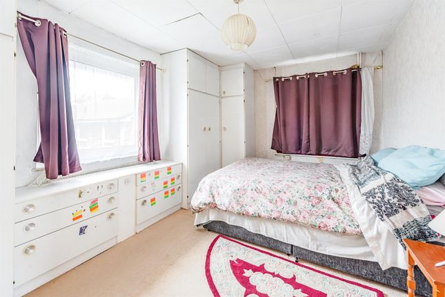 Flat for sale in Carrington Close, Redhill
