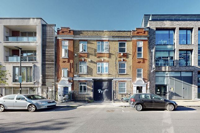 Thumbnail Flat to rent in White Lion Street, London
