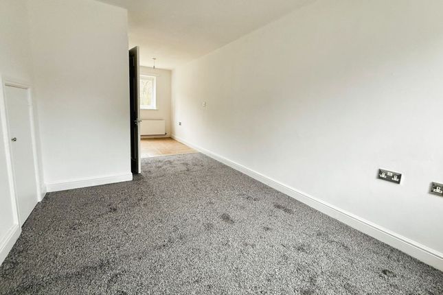 5 Lodge Court, Telford photo 3