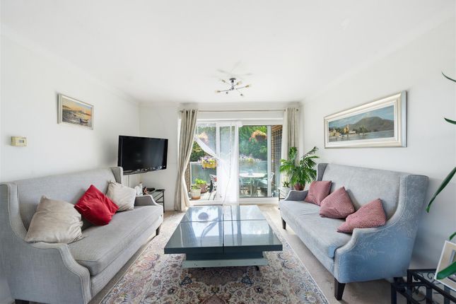 13 Jolive Court, Rosetrees, Guildford photo 4