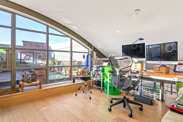 Flat for sale in The Roof Terrace Apartments, 5 Great Sutton Street