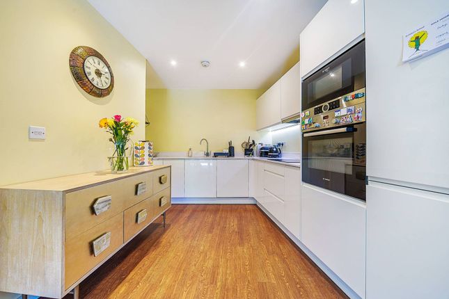 Thumbnail Flat for sale in Royal Court, Stanmore