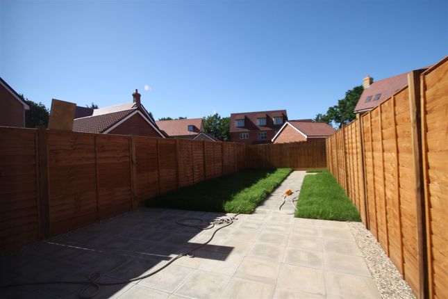 8, Edmund Close, Rochford photo 4