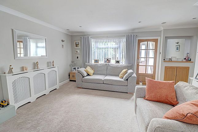 21, Pine Walk, High Wycombe photo 2