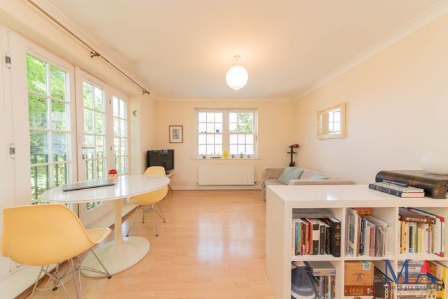 4 Lucas Court, Romeland, Elstree photo 2