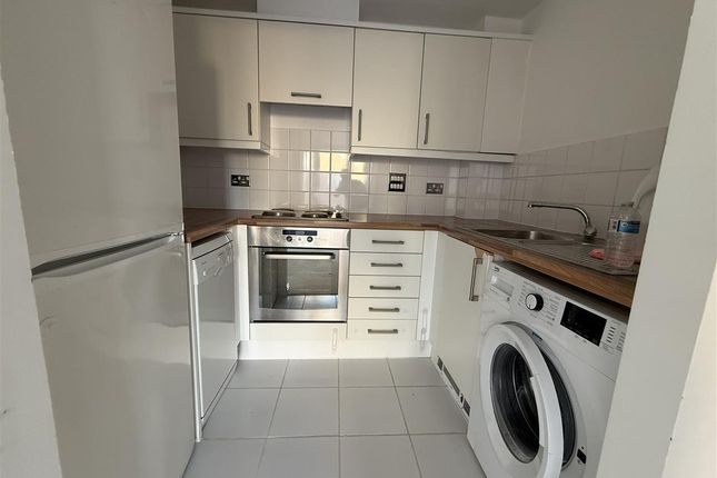 98, Wooldridge Close, Feltham photo 3