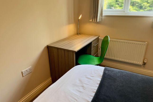 Room to rent in Parkside Road, Reading, Berkshire