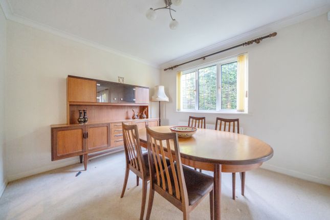 16, Squires Hill Close, Wiltshire photo 3
