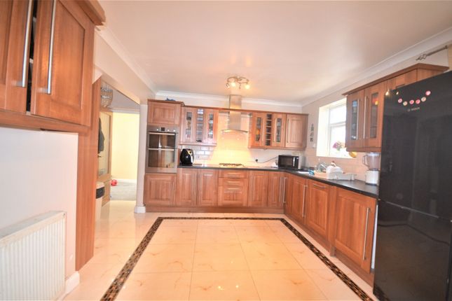 20, Chalgrove Crescent, Ilford photo 4