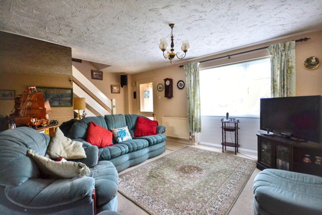 25, Plantation Crescent, Tewkesbury photo 4