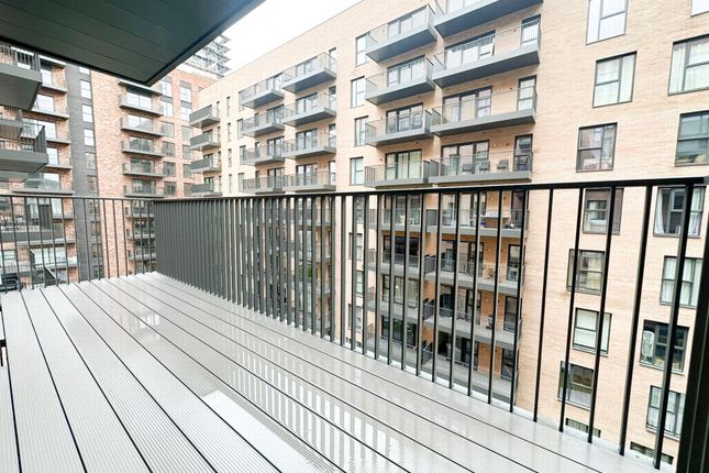 Flat to rent in Citrine House, Lismore Boulevard, Colindale