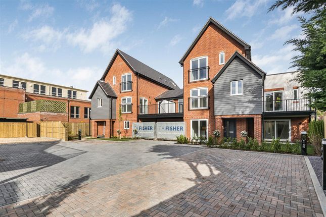 Thumbnail Flat for sale in 8 Garden House, High Street, Theale