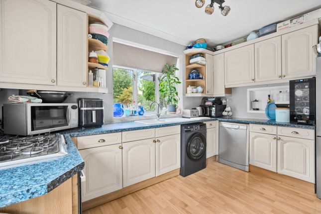 37, Nightingale Crescent, West Horsley photo 3