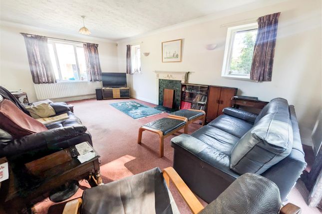 14, Calvert Close, Uckfield photo 3