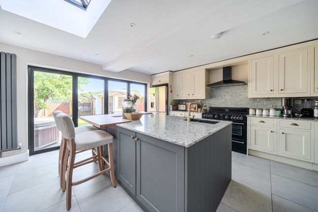 57, Lower Weybourne Lane, Farnham photo 2