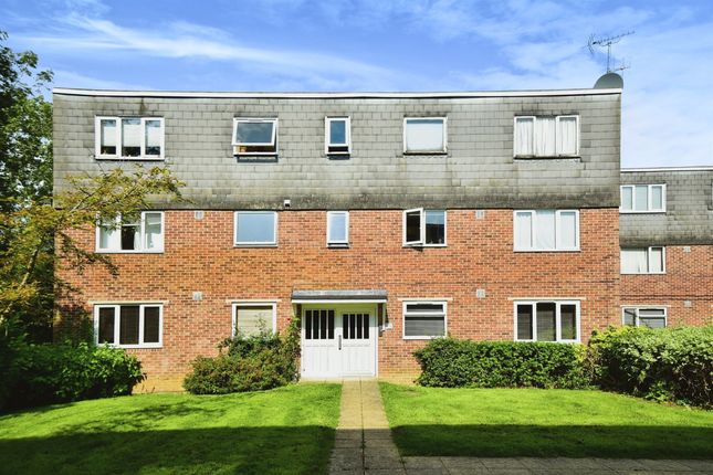 Thumbnail Flat for sale in Charminster Close, Swindon