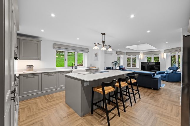 Flat Similaun, 119, Harestone Hill, Caterham photo 2