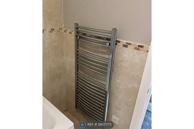 Flat, Victoria Crescent Eccles, Manchester photo 5