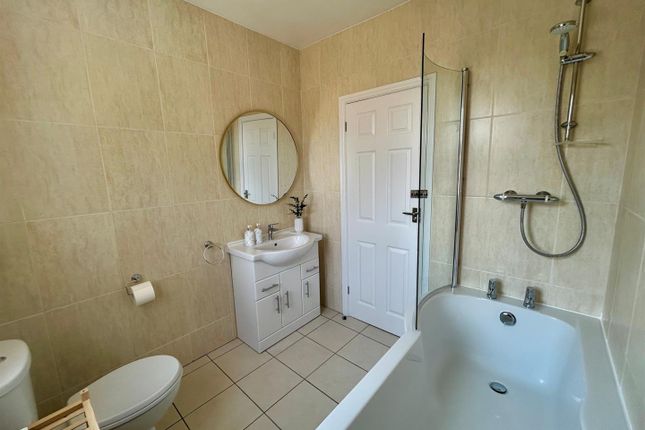 14, Garbutt Road, Upminster photo 4