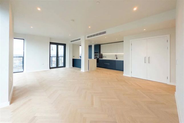 Flat to rent in Violet Road, Bow