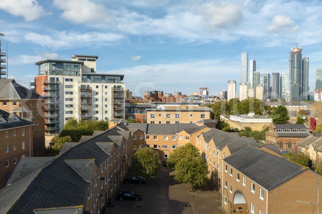 Town house to rent in Cyclops Mews, Isle Of Dogs, Canary Wharf, London