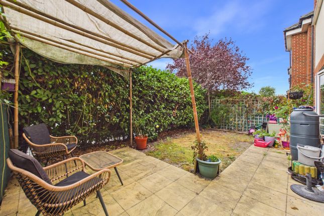 2, Laurel Gardens, Surrey photo 3