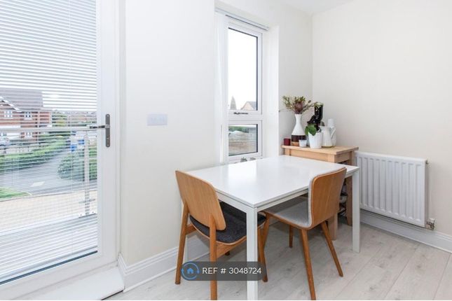 Flat, Keepers Court Raven Drive, Maidenhead photo 3