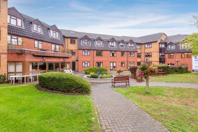 2-bed flat on 47, Crescent Dale Shoppenhangers Road, Maidenhead, £155,000