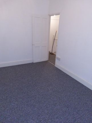 Terraced house to rent in Fourth Avenue, Luton