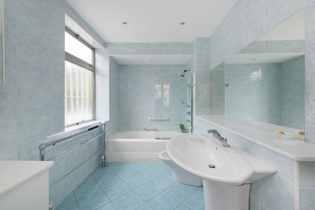 Flat for sale in Imperial Court, London