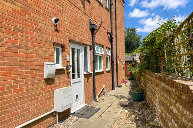 2-bed flat on 4 Pear Tree Court, Peartree Lane, Bexhill-On-Sea, £1,250/mo